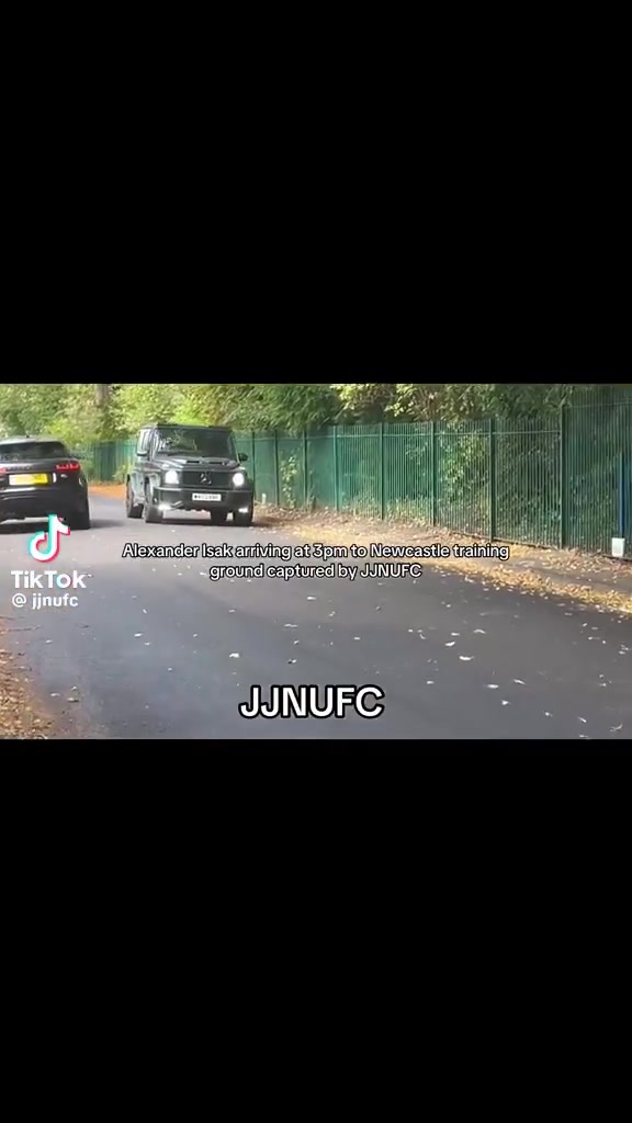 kaiyun sports比分-纽卡小球迷追逐伊萨克座驾，高呼老鼠并勒令其离开